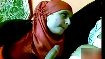 1481763 arab gf eat chock of bf