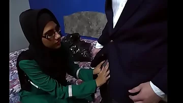 Desperate Arab Victoria Valencia Blows Men For Cash