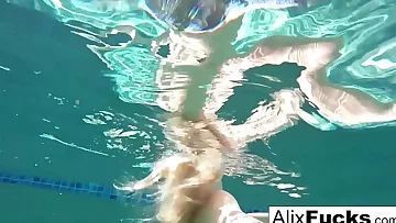 Big-chested blondes Alix & Cherie go skinnydipping