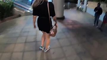 Sara Blonde walking through the shopping center in Bucaramanga with lovense lush activated