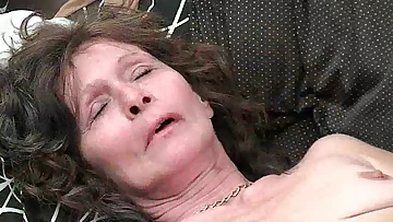 Saggy granny in stockings jacks hairy cunt