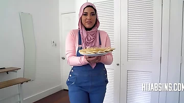 Chubby Girl In Hijab Offers Her Virginity On A Platter - POV