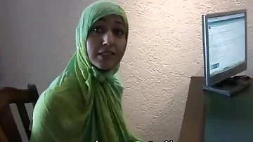 Moroccan slut Jamila attempted lesbian sex with dutch girl(Arabic subtitle)