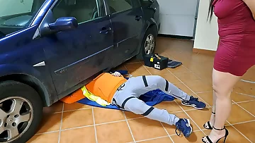 Horny wife receives internal ejaculation from the mechanic