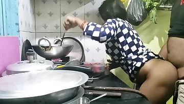 The maid who came from the village did not have any leaves, so the proprietor took advantage of that and plowed the maid (Hindi Clear Audio)