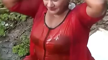 Bangladeshi sexi chicks open bathtub in a ponds