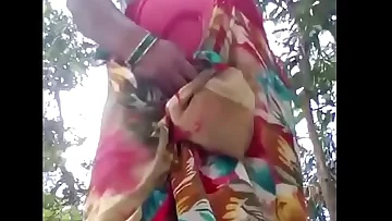 Desi Roshni bhabhi displaying her stuff