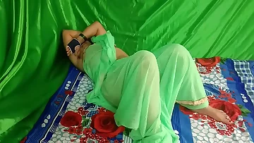 पडोस की आंटी सोई थी &sol; उसके चुत मे लंड डाला तो ओ उठ गई ओर चिलाई  आ बोलके