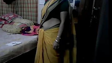 Desi tamil Married aunty revealing belly button in saree with audio