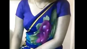 Splendid Desi Aunty knockers taunting in saree xdesitubes&period;com