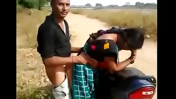 Bhabhi nailing on motorbike