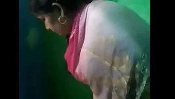 Indian randi aunty displaying gand and dirty dancing