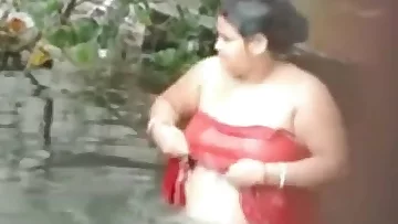 tamil aunty tub