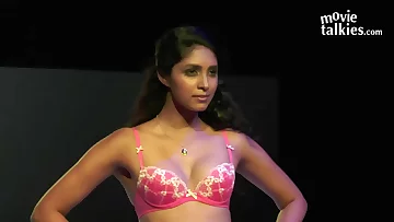 Indian model's naked ramp showcase Exposed&excl; Full-HD