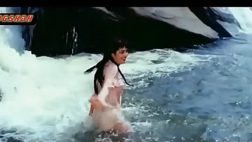 Anuradha Paudwal - Koyaliya Gati Hai  sizzling bare song