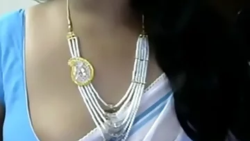 Sizzling Indian Aunty In Saree