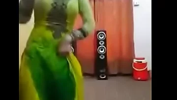 Stunning dance on bollywood song