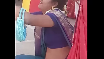 Sumptuous Aunty Belly button in saree in room