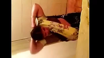 seized my neighbour glorious tamil cougar aunty bathing