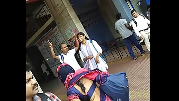 aunty desperate low thigh saree demonstrate