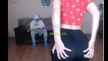 I meet a fan, who has been given a random draw on twitter, to witness me broadcast live, as a main rule I can't just watch, but with the heat, I end up screwing myself and violating the rules.