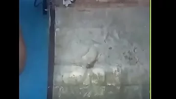 Desi aunty tub grab - covert webcam .mp4