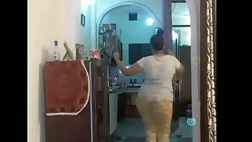 Warm desi indian bhabi wiggling her sexi bum &boobs on bigo live&period;&period;&period;1