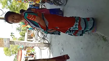 low thigh saree display by youthfull married bhabhi