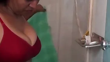 MALLU AUNTY BATHING Super-steamy Episode