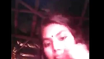 Minu flashing her spectacular funbags toomchar