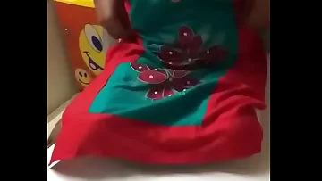 Desi auntie flashing her ample boobies