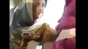 Maa ki bahen ko choda truck mei