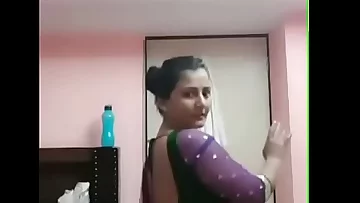 Buxom pooja bhabhi tempting dance