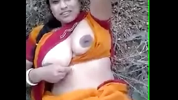 Desi bhabhi in outdoor hook-up
