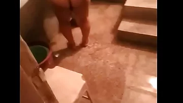 peeking on my moms backside