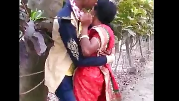 MARATHI DESI Guy AND AUNTY Sultry Smooch IN PUBLIC